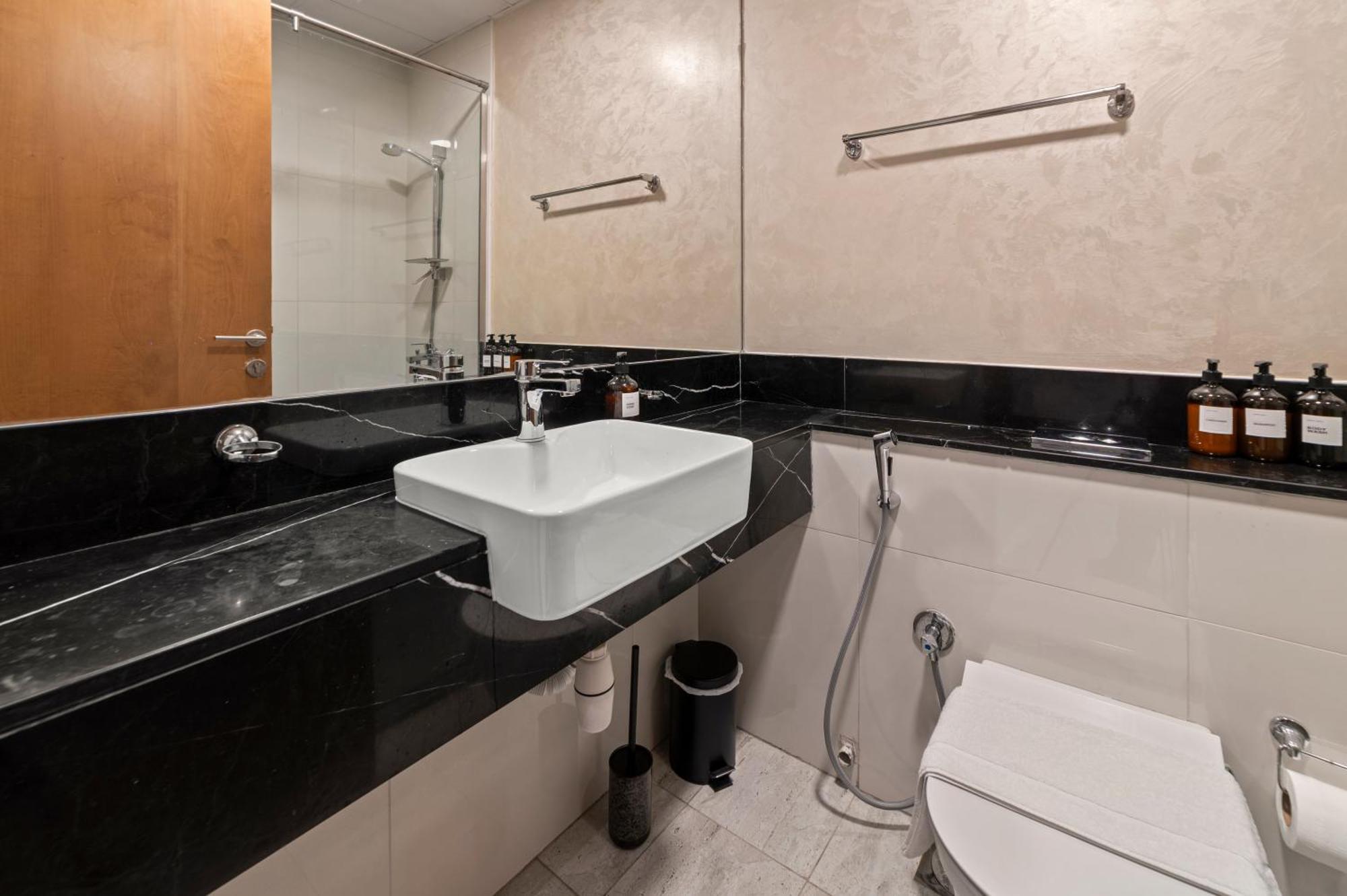 Laid-back I Location I Free Parking I Canal View Apartment